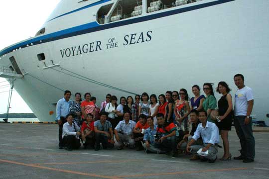 Hello Vietnam!  Siêu Du Thuyền Voyager Trình Làng Khách Việt